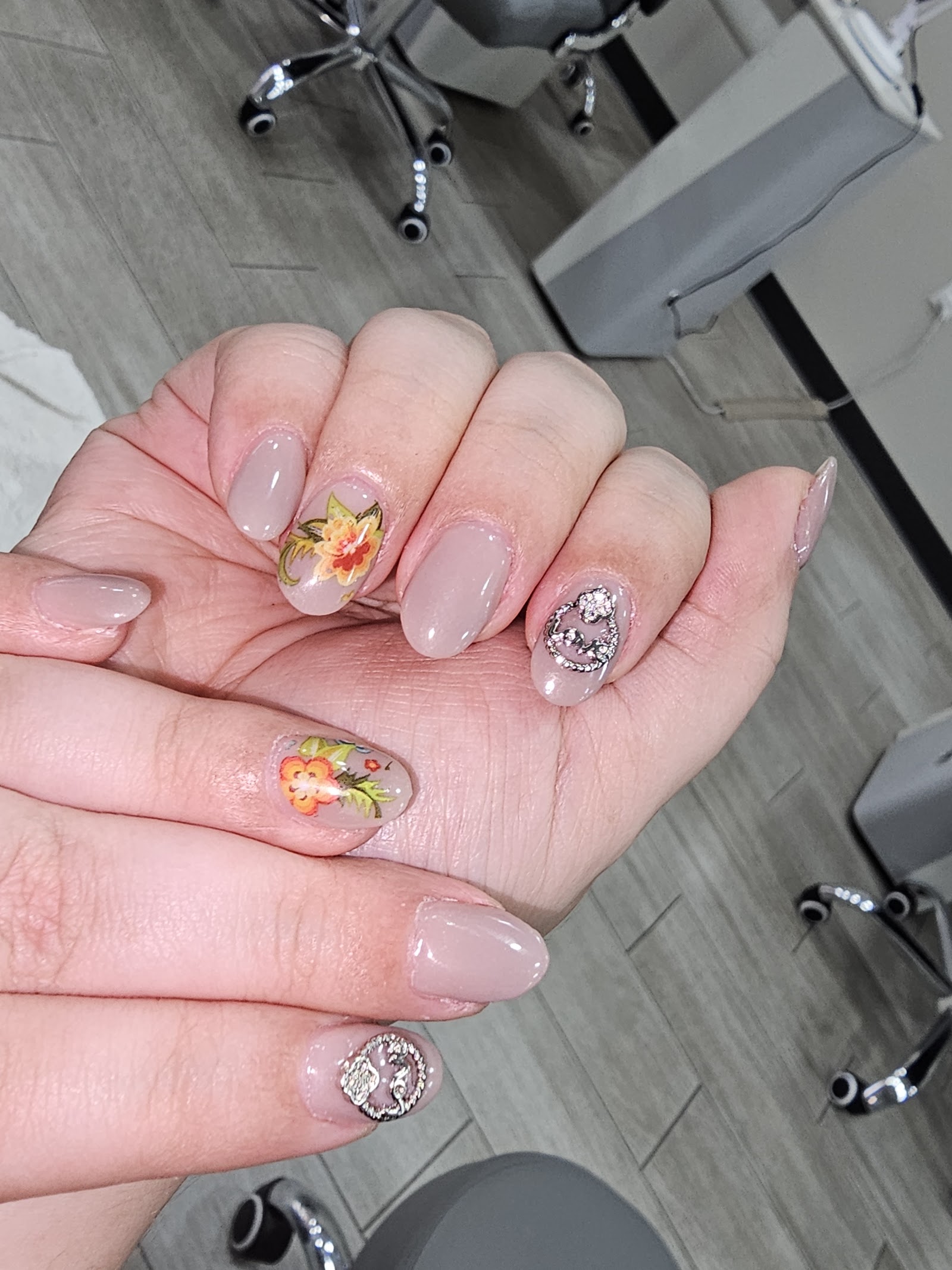 Lucky Nails logo